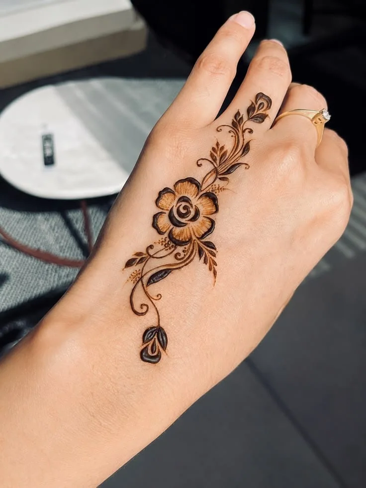 Minimal Henna — real henna design photo 7
